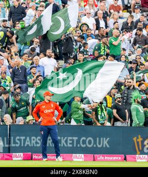 Englands Liam Livingstone tritt während der zweiten Vitality T20 International zwischen England und Pakistan vor pakistanischen Unterstützern auf Stockfoto