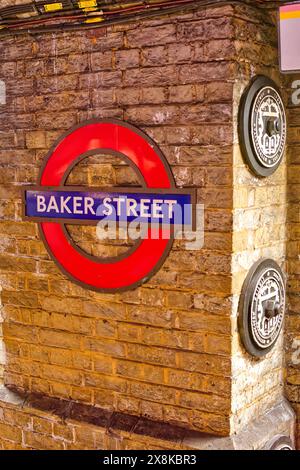 London U-Bahn U-Bahn, alte Baker Street Station, ursprüngliche Station der Metropolitan Railway 1863, rot-blau Schild und Schilder Stockfoto