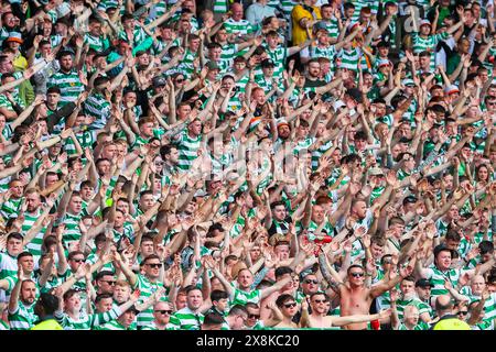 Fans und Fans des Celtic Football Club jubeln ihr Team im Hampden Park in Glasgow, Schottland, Großbritannien an Stockfoto