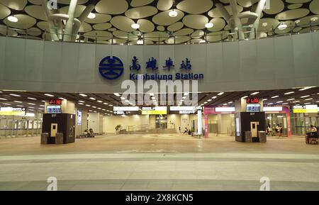 Der moderne und geräumige Bahnhof Kaohsiung, ein wichtiger Verkehrsknotenpunkt im Süden Taiwans. Stockfoto