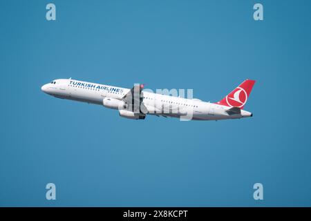 Helsinki/Finnland - 19. MAI 2024: Ein Airbus A321, der von Turkish Airlines betrieben wird, startet gegen einen hellblauen Himmel. Stockfoto