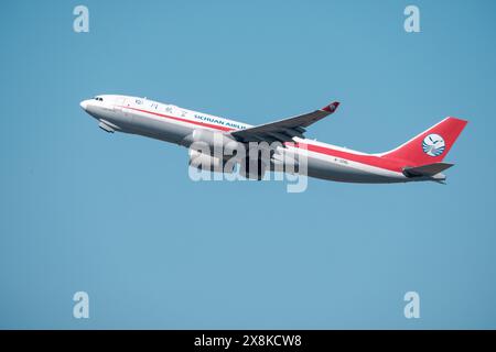 Helsinki/Finnland - 19. MAI 2024: Eine Airbus A330-200-Fracht, die von Sichuan Airlines vor einem hellblauen Himmel hochklettert. Stockfoto