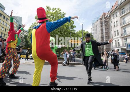 Berlin, Deutschland. Mai 2024. Am 26. Mai 2024 fand am Adenauerplatz in Berlin eine Demonstration unter dem Motto „lag Baomer Parade – fÃ¼r Frieden und Toleranz, bring sie jetzt nach Hause“ statt. Die Veranstaltung, die um 13.00 Uhr begann, zielte darauf ab, für Frieden, Toleranz und die Rückkehr von Geiseln zu werben, die noch immer von der Hamas gehalten wurden. Auf der Parade wurden bemerkenswerte Reden von Rabbiner Yehuda Teichtal und der Berliner Senatorin für Bildung, Jugend und Familie, Katharina Günther-Wuensch, gehalten â. Quelle: ZUMA Press, Inc./Alamy Live News Stockfoto