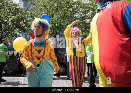 Berlin, Deutschland. Mai 2024. Am 26. Mai 2024 fand am Adenauerplatz in Berlin eine Demonstration unter dem Motto „lag Baomer Parade – fÃ¼r Frieden und Toleranz, bring sie jetzt nach Hause“ statt. Die Veranstaltung, die um 13.00 Uhr begann, zielte darauf ab, für Frieden, Toleranz und die Rückkehr von Geiseln zu werben, die noch immer von der Hamas gehalten wurden. Auf der Parade wurden bemerkenswerte Reden von Rabbiner Yehuda Teichtal und der Berliner Senatorin für Bildung, Jugend und Familie, Katharina Günther-Wuensch, gehalten â. Quelle: ZUMA Press, Inc./Alamy Live News Stockfoto