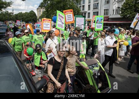 Berlin, Deutschland. Mai 2024. Am 26. Mai 2024 fand am Adenauerplatz in Berlin eine Demonstration unter dem Motto „lag Baomer Parade – fÃ¼r Frieden und Toleranz, bring sie jetzt nach Hause“ statt. Die Veranstaltung, die um 13.00 Uhr begann, zielte darauf ab, für Frieden, Toleranz und die Rückkehr von Geiseln zu werben, die noch immer von der Hamas gehalten wurden. Auf der Parade wurden bemerkenswerte Reden von Rabbiner Yehuda Teichtal und der Berliner Senatorin für Bildung, Jugend und Familie, Katharina Günther-Wuensch, gehalten â. Quelle: ZUMA Press, Inc./Alamy Live News Stockfoto