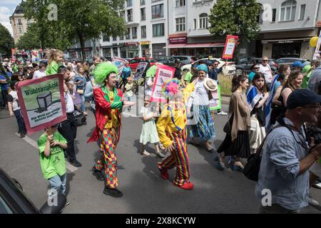 Berlin, Deutschland. Mai 2024. Am 26. Mai 2024 fand am Adenauerplatz in Berlin eine Demonstration unter dem Motto „lag Baomer Parade – fÃ¼r Frieden und Toleranz, bring sie jetzt nach Hause“ statt. Die Veranstaltung, die um 13.00 Uhr begann, zielte darauf ab, für Frieden, Toleranz und die Rückkehr von Geiseln zu werben, die noch immer von der Hamas gehalten wurden. Auf der Parade wurden bemerkenswerte Reden von Rabbiner Yehuda Teichtal und der Berliner Senatorin für Bildung, Jugend und Familie, Katharina Günther-Wuensch, gehalten â. Quelle: ZUMA Press, Inc./Alamy Live News Stockfoto