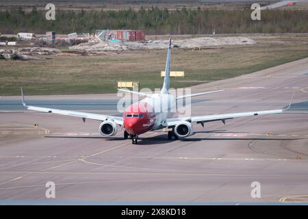 Helsinki/Finnland - 4. APRIL 2024: Eine Boeing 737, betrieben von Norwegian Air Shuttle, fährt am Helsinki-Vantaa Airport. Stockfoto