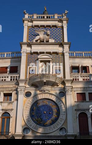 Venezianischer Uhrenturm - Torre dell'Orologio, Wahrzeichen der Renaissance aus dem 15. Jahrhundert mit astronomischer Uhr in Venedig, Italien. Stockfoto