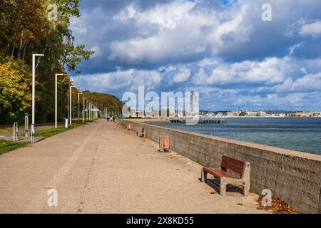 Strandpromenade und Skyline von Gdynia in Polen. Stockfoto