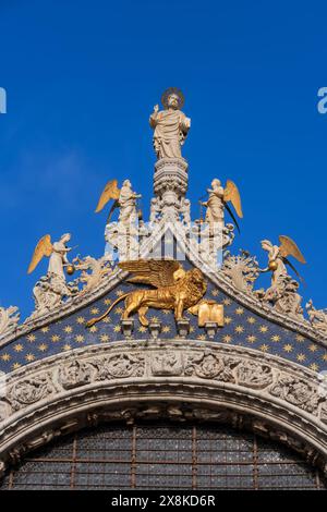 Venedig, Italien - Markusdom architektonische Details der Westfassade, Markusstatuen flankiert von Engeln und geflügeltem Markuslöwen. Stockfoto