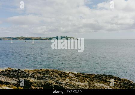 Segelboote auf der Flussmündung des Flusses FAL in Falmouth, Großbritannien Stockfoto