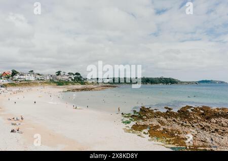 Gyllyngvase Strandszene mit vielen Menschen, die Sonne und Wasser genießen, Falmouth, Großbritannien Stockfoto