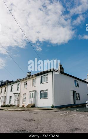 Weißes Gebäude neben der Straße in Falmouth, Großbritannien Stockfoto