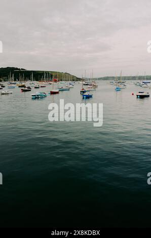 Zahlreiche Boote ankerten an einem bewölkten Tag im ruhigen Wasser von Falmouth Harbor Stockfoto