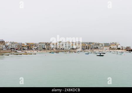 Boote und malerische Hafenfront von St Ives in Cornwall. Stockfoto