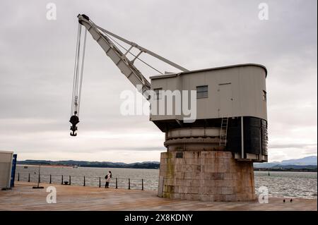 Ein massiver restaurierter Kran, der von 1900 bis Mitte der 80er Jahre im Hafen von Santander diente Es liegt an einer breiten Uferpromenade, die an einer Taube vorbeiführt Stockfoto