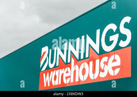 Adelaide, South Australia - 25. Oktober 2020: Logo des Bunnings Warehouse-Eisenwarengeschäfts an der Wand des Einkaufszentrums, vom Parkplatz aus gesehen an einem Tag. Stockfoto