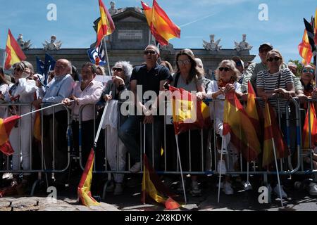 Demonstranten mit spanischer Flagge während einer Demonstration gegen das Amnestiegesetz in der Puerta de Alcala am 26. Mai 2024 in Madrid. Stockfoto