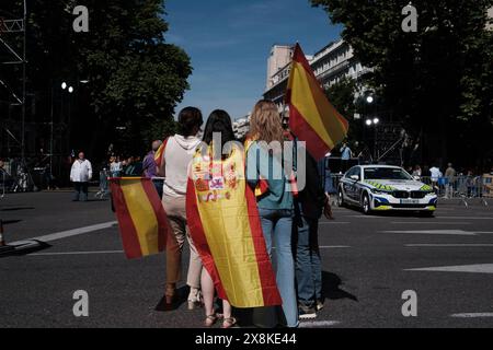 Demonstranten mit spanischer Flagge während einer Demonstration gegen das Amnestiegesetz in der Puerta de Alcala am 26. Mai 2024 in Madrid. Stockfoto