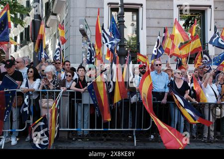 Demonstranten mit spanischer Flagge während einer Demonstration gegen das Amnestiegesetz in der Puerta de Alcala am 26. Mai 2024 in Madrid. Stockfoto