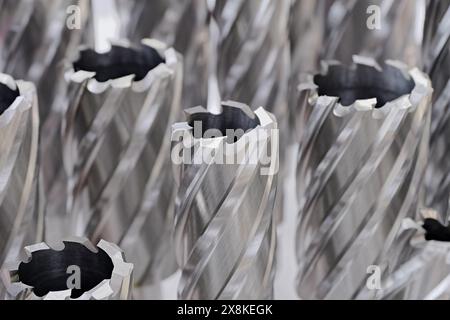 Große Gruppe von verschiedenen Kernschneidern, rotierenden Werkzeugen für die Metallbearbeitung. Nahaufnahme, selektiver Fokus. Abstrakter industrieller Hintergrund. Stockfoto