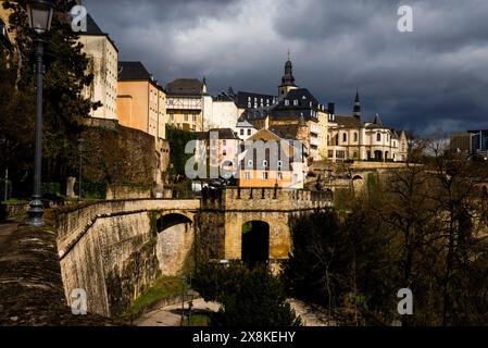 Barockturm der Michaelskirche in Luxemburg. Stockfoto