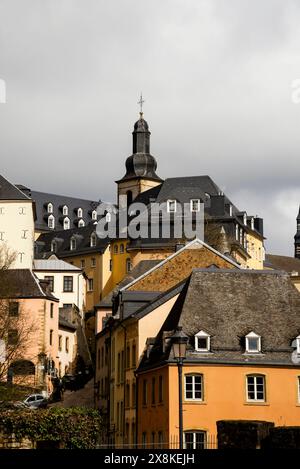 Barockturm der Michaelskirche in Luxemburg. Stockfoto