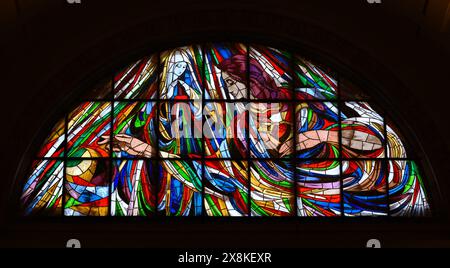 Jesus und Maria. Ein Buntglasfenster in der Basilika unserer Lieben Frau vom Rosenkranz in Fátima, Portugal. Stockfoto