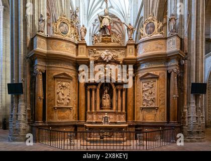 Astorga, Spanien - 12. April 2024: Nahaufnahme eines Holzaltars im Marienkatehdral in Astorga Stockfoto