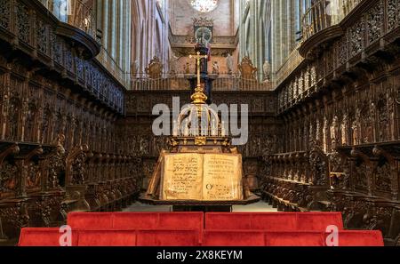 Astorga, Spanien - 12. April 2024: Blick auf den Chor im Katehdral der Heiligen Maria in Astorga Stockfoto