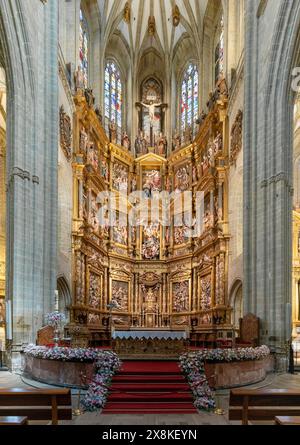 Astorga, Spanien - 12. April 2024: Blick auf den Altar und das vergoldete Altarbild im Mittelschiff des Katehdral der Heiligen Maria in Astorga Stockfoto