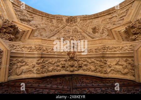 Astorga, Spanien - 12. April 2024: Detailansicht der Haupttür und des geschnitzten Bogens des Eingangs des Katehdral der Heiligen Maria in Astorga Stockfoto