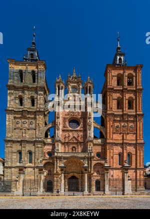 Astorga, Spanien - 12. April 2024: Blick auf die Fassade und die beiden Glockentürme des Marienkatehdral in Astorga unter blauem Himmel Stockfoto