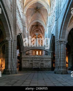 Avila, Spanien - 8. April 2024: Blick auf den Retrochor und das Hauptschiff der Kathedrale von Avila Stockfoto