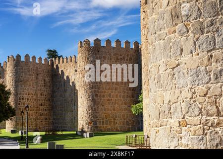 Avila, Spanien - 8. April 2024: Detailansicht der mittelalterlichen Stadtmauer von Avila Stockfoto