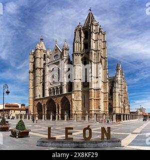 Leon, Spanien - 13. April 2024: Blick auf das historische Wahrzeichen der Kathedrale von Leon mit dem Stadtzeichen im Vordergrund Stockfoto