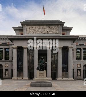 Madrid, Spanien - 6. April 2024: Blick auf den Eingang des historischen Prado-Museums in der Innenstadt von Madrid Stockfoto