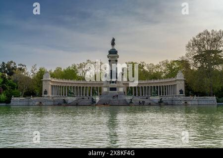 Madrid, Spanien - 6. April 2024: Blick auf das Alfonso XII-Denkmal im El Retiro Park in der Innenstadt von Madrid Stockfoto