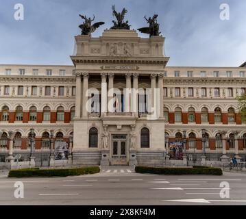 Madrid, Spanien - 6. April 2024: Blick auf das Gebäude des Landwirtschaftsministeriums und den Eingang in der Innenstadt von Madrid Stockfoto