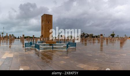 Rabat, Marokko - 30. März 2024: Blick auf den Hassan-Turm und die Moschee-Ruinen in der Nähe des Grabes von Mohammed V. in der Innenstadt von Rabat Stockfoto