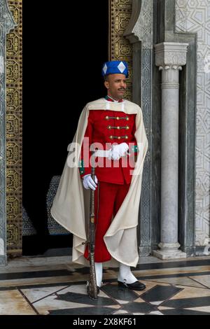 Rabat, Marokko - 30. März 2024: Nahaufnahme einer Ehrenwache am Eingang zum Grab von Mohammed V. in der Innenstadt von Rabat Stockfoto