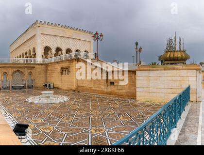 Rabat, Marokko - 30. März 2024: Blick auf den westlichen Pavillon des Grabes von Mohammed V. in der Innenstadt von Rabat Stockfoto