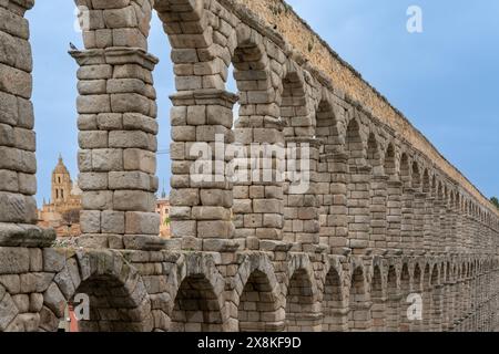 Segovia, Spanien - 7. April 2024: Detailansicht des Aquädukts von Segovia mit dem Dom in einem der Bögen Stockfoto