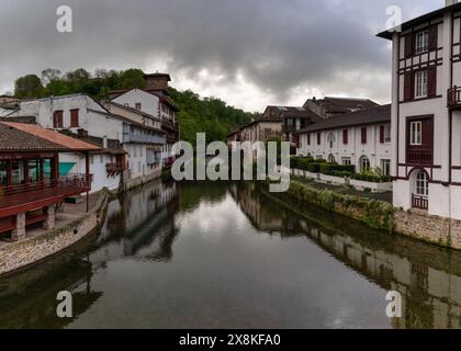 Saint-Jean-Pied-de-Port, Frankreich - 17. April 2024: Blick auf die Altstadt von Saint-Jean-Pied-de-Port mit der Steinbrücke über die Nive Stockfoto