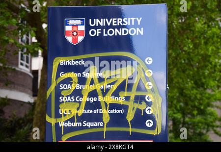 London, Großbritannien. Mai 2024. Pro-palästinensisches „Gaza“-Graffiti auf einem Schild an der Universität London, während Studierende in Solidarität mit Palästina auf Campus in ganz Großbritannien weiter protestieren. Quelle: Vuk Valcic/Alamy Live News Stockfoto