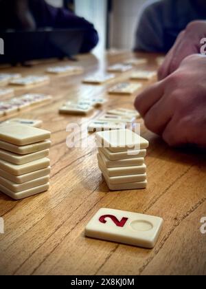 Nicht identifizierte Menschen (Hände) spielen Rommé-Spiel an einem Holztisch in Buenos Aires, Argentinien Stockfoto