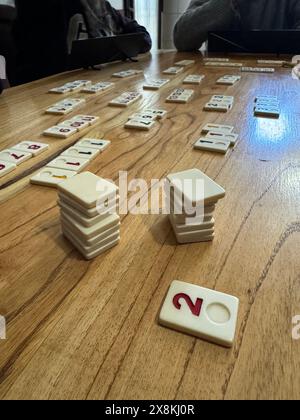 Nicht identifizierte Menschen (Hände) spielen Rommé-Spiel an einem Holztisch in Buenos Aires, Argentinien Stockfoto