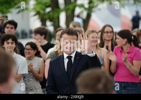 Berlin, Deutschland. Mai 2024. Der französische Präsident Emmanuel Macron besucht das Demokratiefest anlässlich des 75. Jahrestages des Grundgesetzes. Der französische Präsident Macron und seine Frau besuchen auf Einladung von Bundespräsident Steinmeier zu einem dreitägigen Staatsbesuch in Deutschland. Quelle: Kay Nietfeld/dpa/Alamy Live News Stockfoto