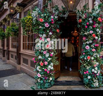 Blumengeschmückter Eingang zur Cadogan Arms Kings Road Chelsea Stockfoto