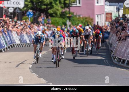 Lorena Wiebes sprintete 2024 in Richtung Ziellinie und gewann beim RideLondon Classique Women's WorldTour Radrennen Stage Two in Maldon, Essex, Großbritannien Stockfoto